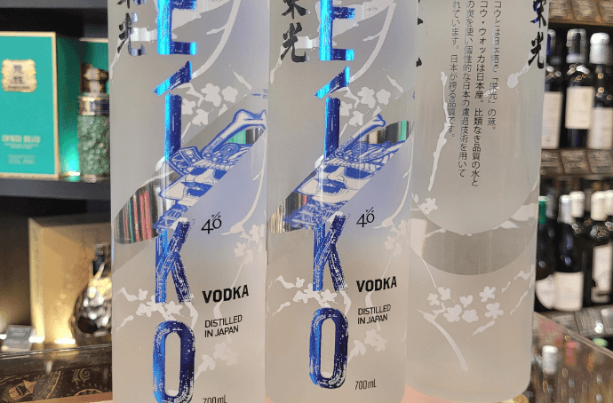 EIKO JAPANESE VODKA 0,7L KRYSTALICZNIE CZYSTA WÓDKA Z WYSPY HOKKAIDO Z MOTYWEM SAMURAIÓW etykiety